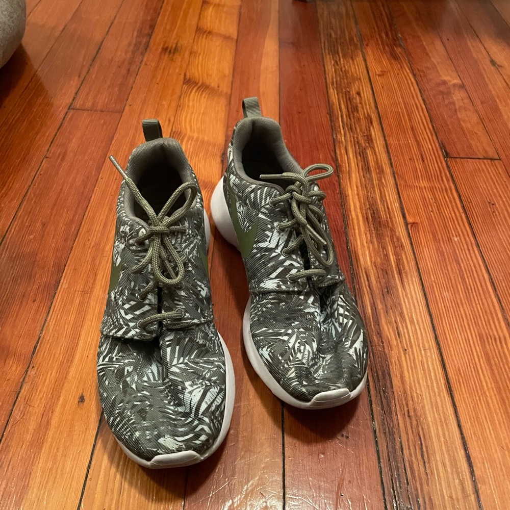 Nike Women’s Roshe Floral Print